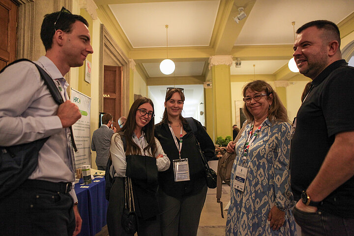 Na zdjęciu widać osoby rozmawiające ze sobą w czasie przerwy kawowej