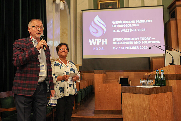 Na zdjęciu widać dwie osoby (mężczyznę i kobietę) prowadzące sesję plenerową