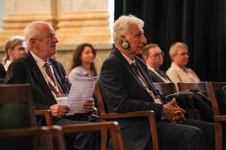 Na zdjęciu widać wnętrze auli wypełnione słuchaczami