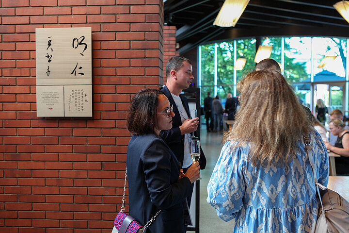 Na zdjęciu widać wnętrze Mangghi oraz uczestników konferencji rozmawiających ze sobą