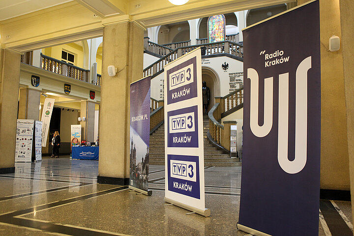 Na zdjęciu widać standy firmy - Radio Kraków, TVP3, stojące w głównym holu budynku A-0