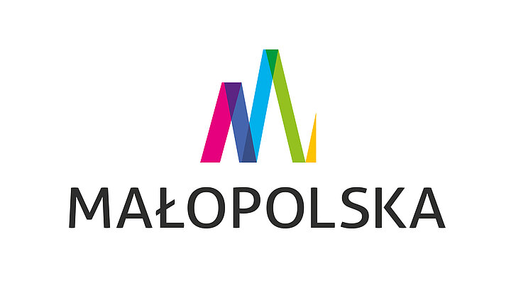 Kolorowe pasy imitujące góry. Pod nimi czarny napis MAŁOPOLSKA.