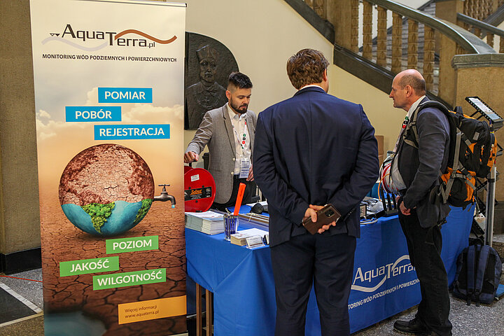 Na zdjęciu widać stoisko firmy AquaTerra wraz z obsługą