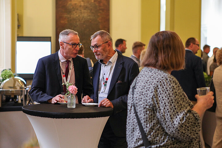 Na zdjęciu widać osoby rozmawiające ze sobą w czasie przerwy kawowej