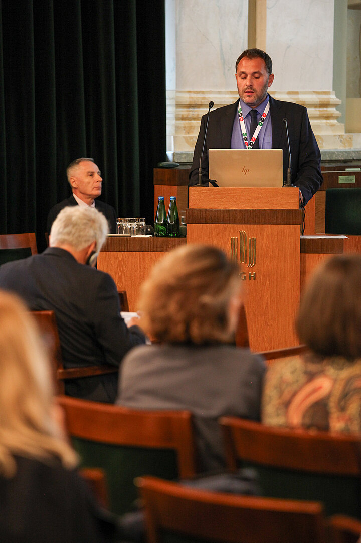 Na zdjęciu widać mężczyznę wygłaszającego wykład 