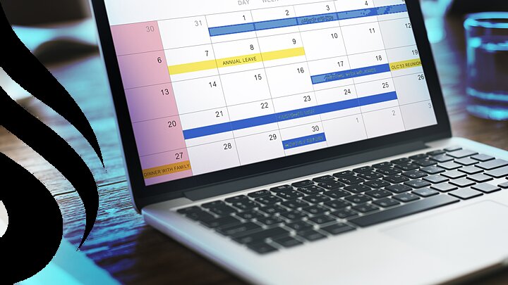 Otwarty laptop z cyfrowym kalendarzem na ekranie.