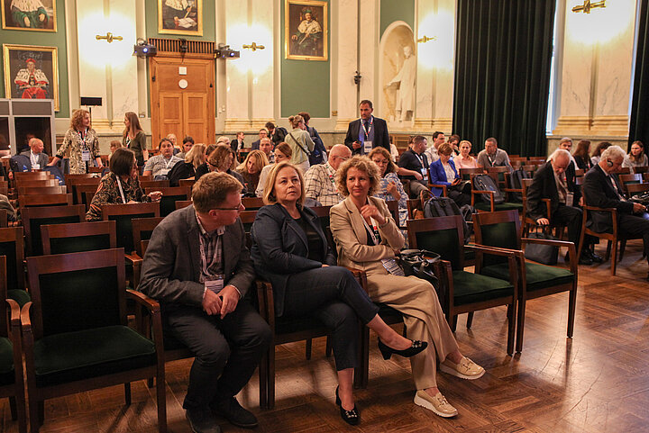 Na zdjęciu widać wnętrze auli wypełnione słuchaczami