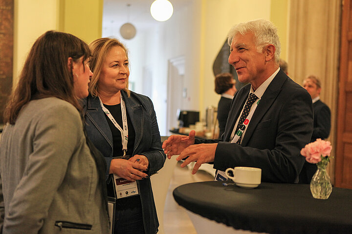 Na zdjęciu widać osoby rozmawiające ze sobą w czasie przerwy kawowej