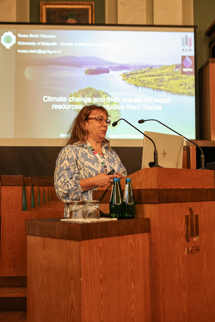 Na zdjęciu widać prof. Vesnę prezentującą wykład
