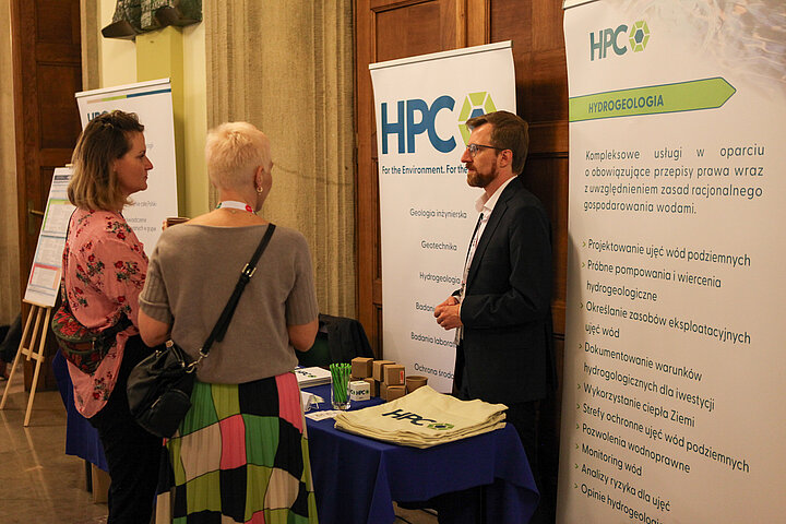 Na zdjęciu widać stoisko firmy HPC wraz z obsługą