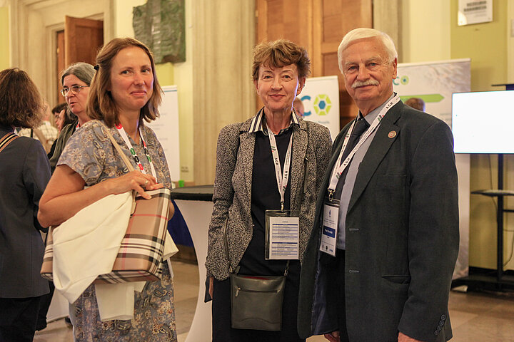 Na zdjęciu widać osoby rozmawiające ze sobą w czasie przerwy kawowej