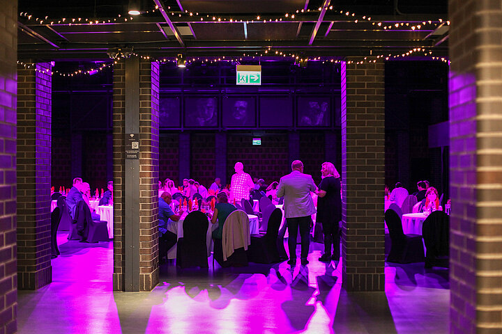 Na zdjęciu widać wnętrze Klubu Studio oraz uczestników konferencji rozmawiających ze sobą