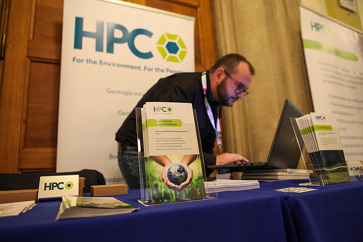 Na zdjęciu widać stoisko firmy HPC wraz z obsługą