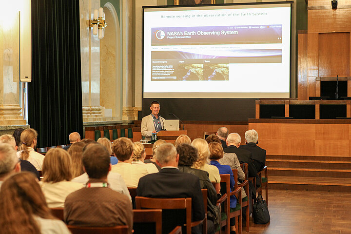 Na zdjęciu widać pana prezentującego wykład