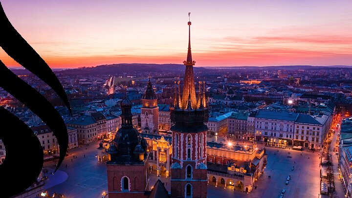 Widok z lotu ptaka na rynek średniowiecznego miasta o zachodzie słońca.