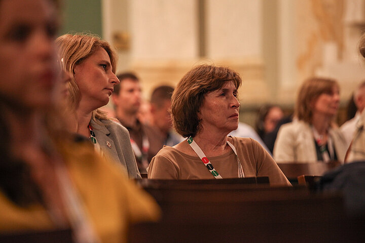 Na zdjęciu widać wnętrze auli wypełnione słuchaczami