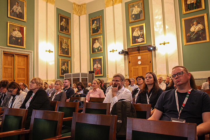 Na zdjęciu widać wnętrze auli wypełnione słuchaczami