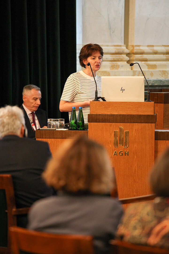 Na zdjęciu widać kobietę wygłaszającą wykład 