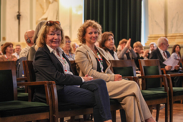 Na zdjęciu widać wnętrze auli wypełnione słuchaczami