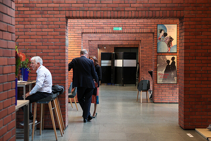 Na zdjęciu widać wnętrze Mangghi oraz uczestników konferencji rozmawiających ze sobą